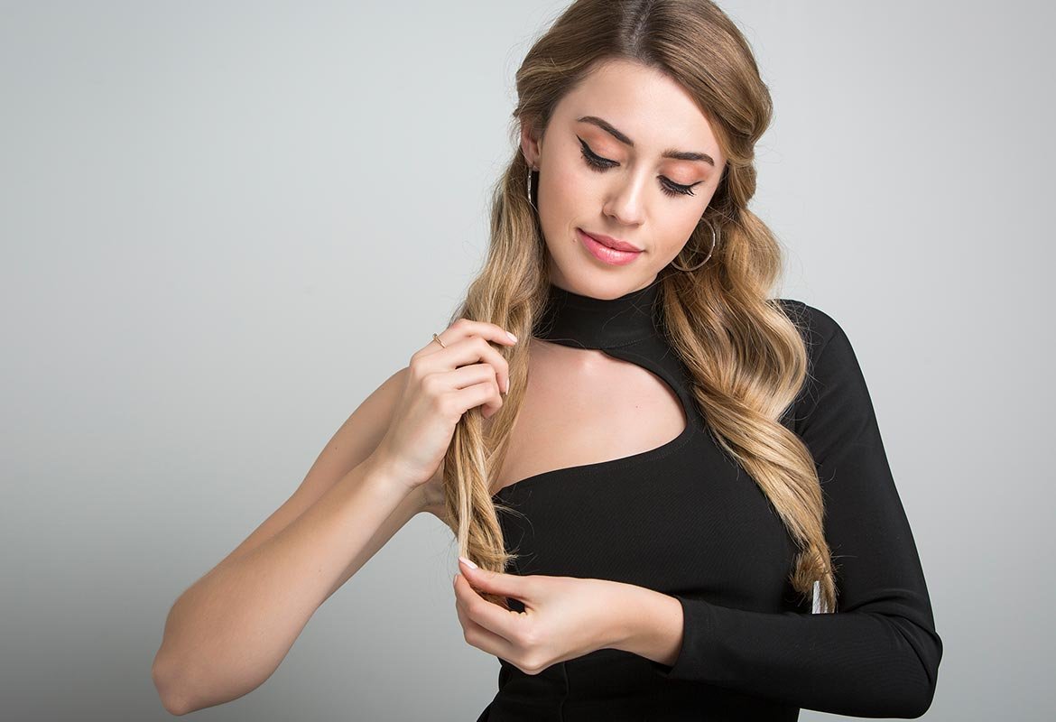 Aplica el aceite para el pelo de Elvive Aceite Extraordinario de L’Oréal Paris antes y después de tus peinados para aportarles un extra de brillo y disciplina.
